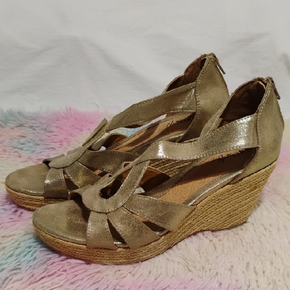 (#29) SALE! NWT Euro Soft Champagne Gold Wedge Sandals Sz.9